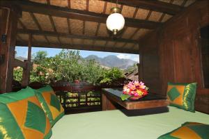 een kamer met een bed en uitzicht op de bergen bij Hotel Pondok Sari Beach & SPA Resort in Pemuteran