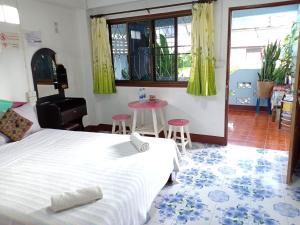 Schlafzimmer mit einem Bett und einem Tisch mit Stühlen in der Unterkunft Sabaydee House at Pai in Pai