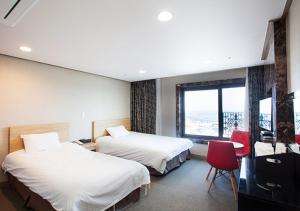 Postel nebo postele na pokoji v ubytování Dream Jeju Hotel + 37 fotografií
