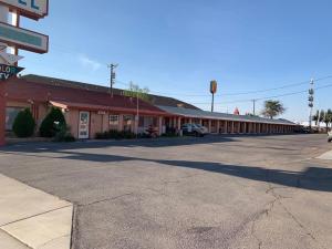 uma rua vazia em frente a um motel em Western Motel em Deming