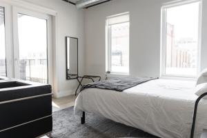 Chic Wrigleyville Studio with Balcony by Zencity