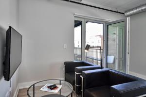 Chic Wrigleyville Studio with Balcony by Zencity