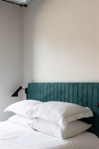 Chic Wrigleyville Studio with Balcony by Zencity