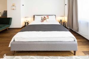 1 dormitorio con 1 cama grande y 2 mesas en Athens' Best Location- Stunning & Spacious Studio en Atenas