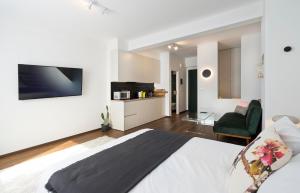 een slaapkamer met een bed en een woonkamer bij Athens' Best Location- Stunning & Spacious Studio in Athene