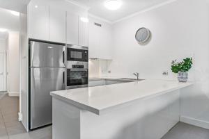 Köök või kööginurk majutusasutuses Mirra Chana Beachfront Apartments Mooloolaba