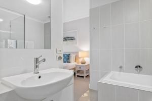 Vannituba majutusasutuses Mirra Chana Beachfront Apartments Mooloolaba