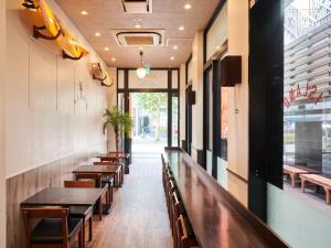 فندق إيه بي إيه تسوكيجي-إيكي مينامي في طوكيو: صف من الطاولات والكراسي في المطعم