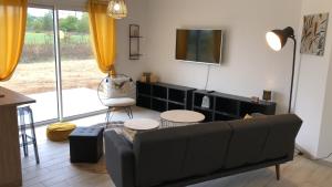 沙斯訥伊迪普瓦圖的住宿－La Casita，带沙发和电视的客厅