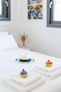 una mesa con toallas y fruta encima en Mariya Art Living, en Nea Skioni