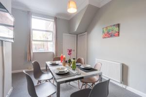 una sala da pranzo con tavolo e sedie di Saks 3 Bed - 2 Living Area House in Newland Ave Hull a Hull