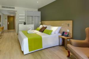 Кровать или кровати в номере Mauricia Beachcomber Resort & Spa