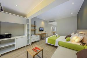 Кровать или кровати в номере Mauricia Beachcomber Resort & Spa