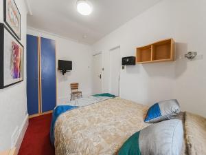 ein Schlafzimmer mit einem Bett und einem Sofa darin in der Unterkunft OYO Boston Court Hotel in London