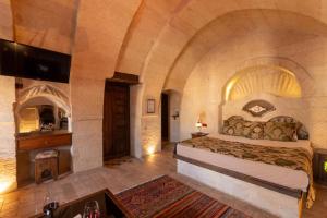 Postel nebo postele na pokoji v ubytování Adora Cave Suites -