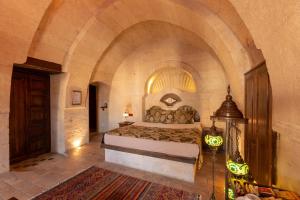 Postel nebo postele na pokoji v ubytování Adora Cave Suites -