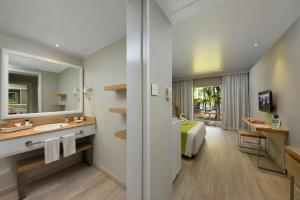 Телевизор и/или развлекательный центр в Mauricia Beachcomber Resort & Spa