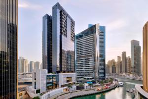 Nespecifikovaný výhled na destinaci Dubaj nebo výhled na město při pohledu z hotelu