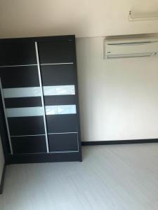 um quarto com um armário preto num quarto em The Ceo Suites em Bayan Lepas