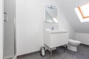Koupelna v ubytování Résidence Odalys Les Bains + 24 fotografií