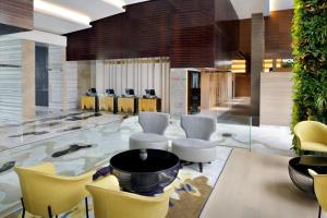 Posezení v ubytování Crowne Plaza Dubai Marina by IHG