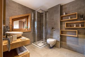 y baño con aseo y ducha. en Whistler Lodge by Alpine Residences, en Courchevel