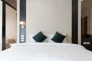 Postel nebo postele na pokoji v ubytování Qlosest Hotel