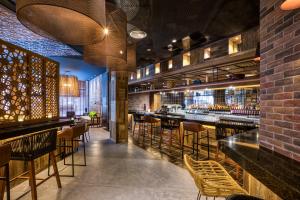 Lounge nebo bar v ubytování Crowne Plaza Dubai Marina by IHG