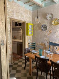 Sant Roc في ماهون: غرفة طعام مع طاولة وكراسي خشبية