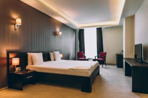 Un pat sau paturi într-o cameră la Ramada by Wyndham Constanta