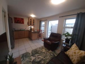 Η κουζίνα ή μικρή κουζίνα στο Malachite Mews - Centrally Located Cosy Apartment In Knysna