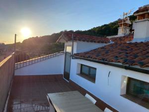 Poyales del HoyoにあるAPARTAMENTOS FUENTE ARRIBAの夕日を望む建物のバルコニー