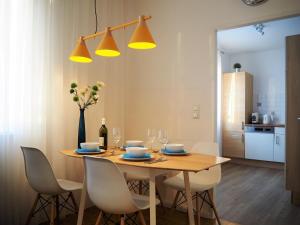 un comedor con una mesa con sillas y luces en APSTAY central station I Self Check-in I FREE Parking, en Graz