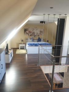 1 dormitorio con 1 cama y una escalera en una habitación en FW Zum Kuckucksnest auf 2 Etagen und 140qm, en Quedlinburg
