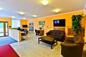 salon z 2 kanapami i stołem w obiekcie Hotel Resort Luna w mieście Ledeč nad Sázavou