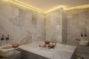 A bathroom at AKKA Lush Hotel Taksim Még 37 kép