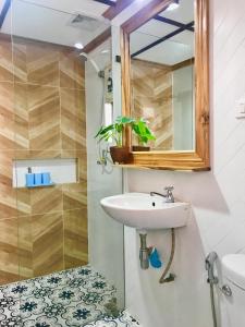 a bathroom with a sink and a mirror at Apple Guesthouse in Luang Prabang