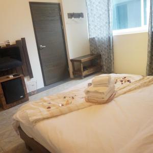 Cama o camas de una habitación en 馬公港精品旅宿包棟烤肉附設租車