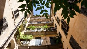 una vista aérea de un edificio de apartamentos con plantas en Italianway-Corso Garibaldi 55 en Milán