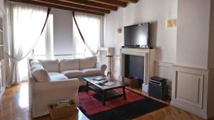 sala de estar con sofá blanco y chimenea en Italianway-Corso Garibaldi 55 en Milán