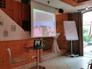 Televízia a/alebo spoločenská miestnosť v ubytovaní Das Stadthaus