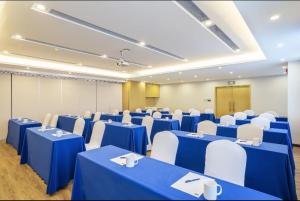 Holiday Inn Express Urumqi Station by IHG商务区和/或会议室