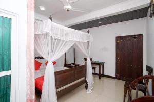 Shirantha Hotel客房内的一张或多张床位