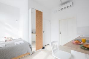 Łóżko lub łóżka w pokoju w obiekcie Piotrkowska Welcome Apartments