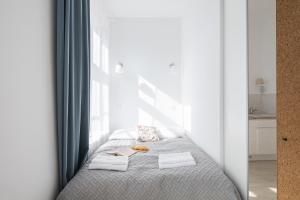 sypialnia z łóżkiem i ręcznikami w obiekcie Piotrkowska Welcome Apartments w Łodzi +34 zdjęcia