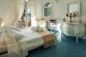 イスキアにあるLa Villa Resort & Spaのベッドルーム1室(ベッド1台、ドレッサー、鏡付)
