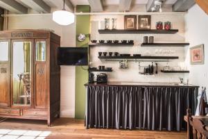 um bar com um radiador preto num quarto em Studio Koggeschip em Amsterdã