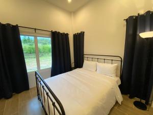 Postel nebo postele na pokoji v ubytování The Barn Hua Hin