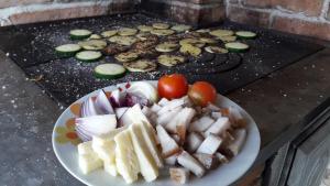 une assiette de nourriture avec des légumes sur un grill dans l'établissement Casa Sandina, à Vama