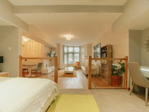 ein Schlafzimmer mit Bett und ein Wohnzimmer in der Unterkunft Bessemer House Sheffield City in Attercliffe + 70 Fotos